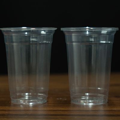 Máquina bordeadora de vasos plásticos