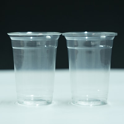 Máquina bordeadora de vasos plásticos