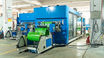 Termoformadora de plástico multietapa