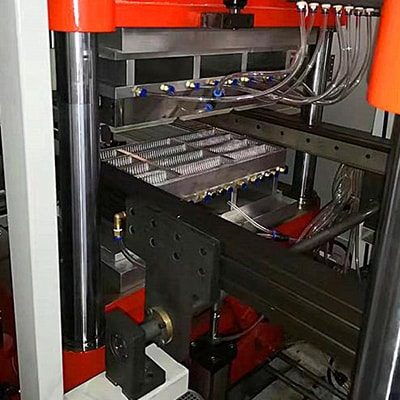 Termoformadora de plástico por presión positiva y negativa