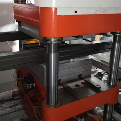 Termoformadora de plástico por presión positiva y negativa